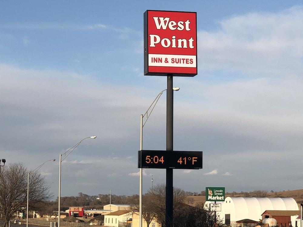 Oyo West Point Inn Bagian luar foto