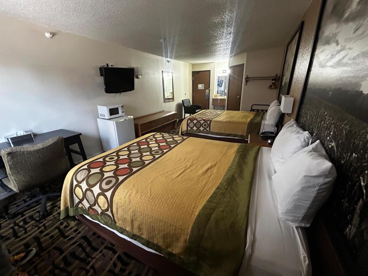 Oyo West Point Inn Bagian luar foto