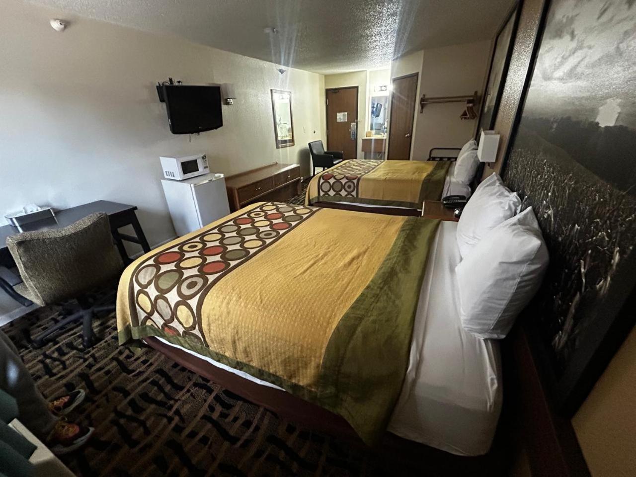 Oyo West Point Inn Bagian luar foto