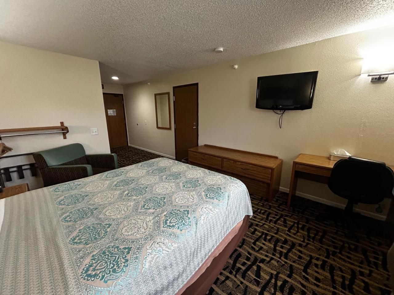 Oyo West Point Inn Bagian luar foto