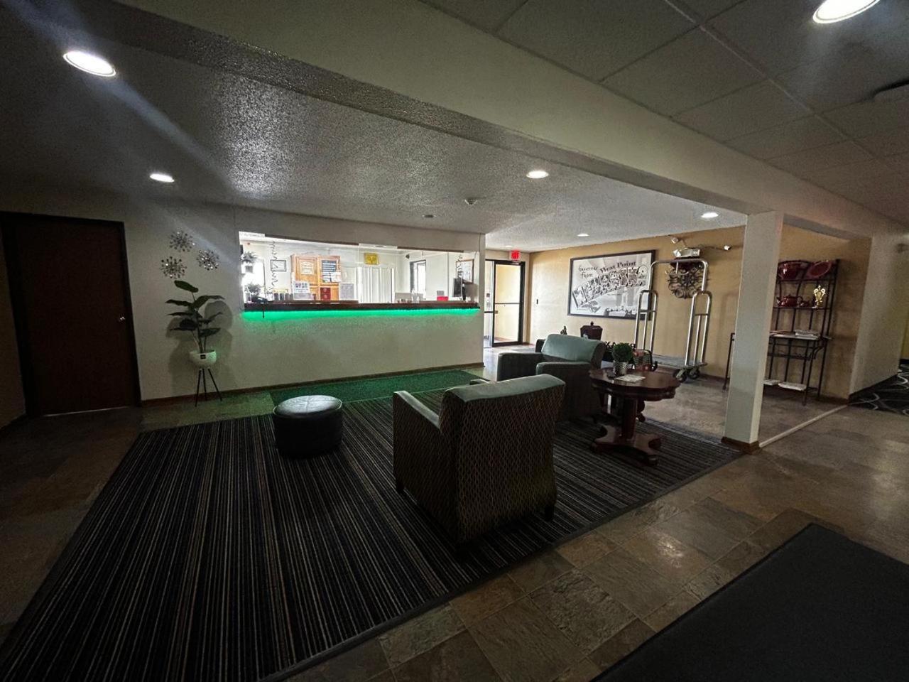 Oyo West Point Inn Bagian luar foto