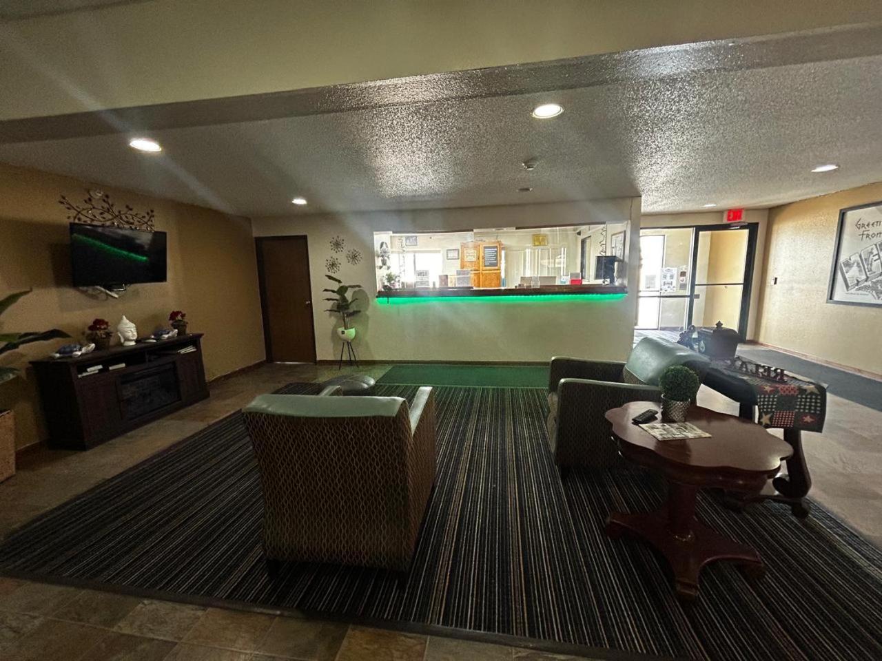 Oyo West Point Inn Bagian luar foto