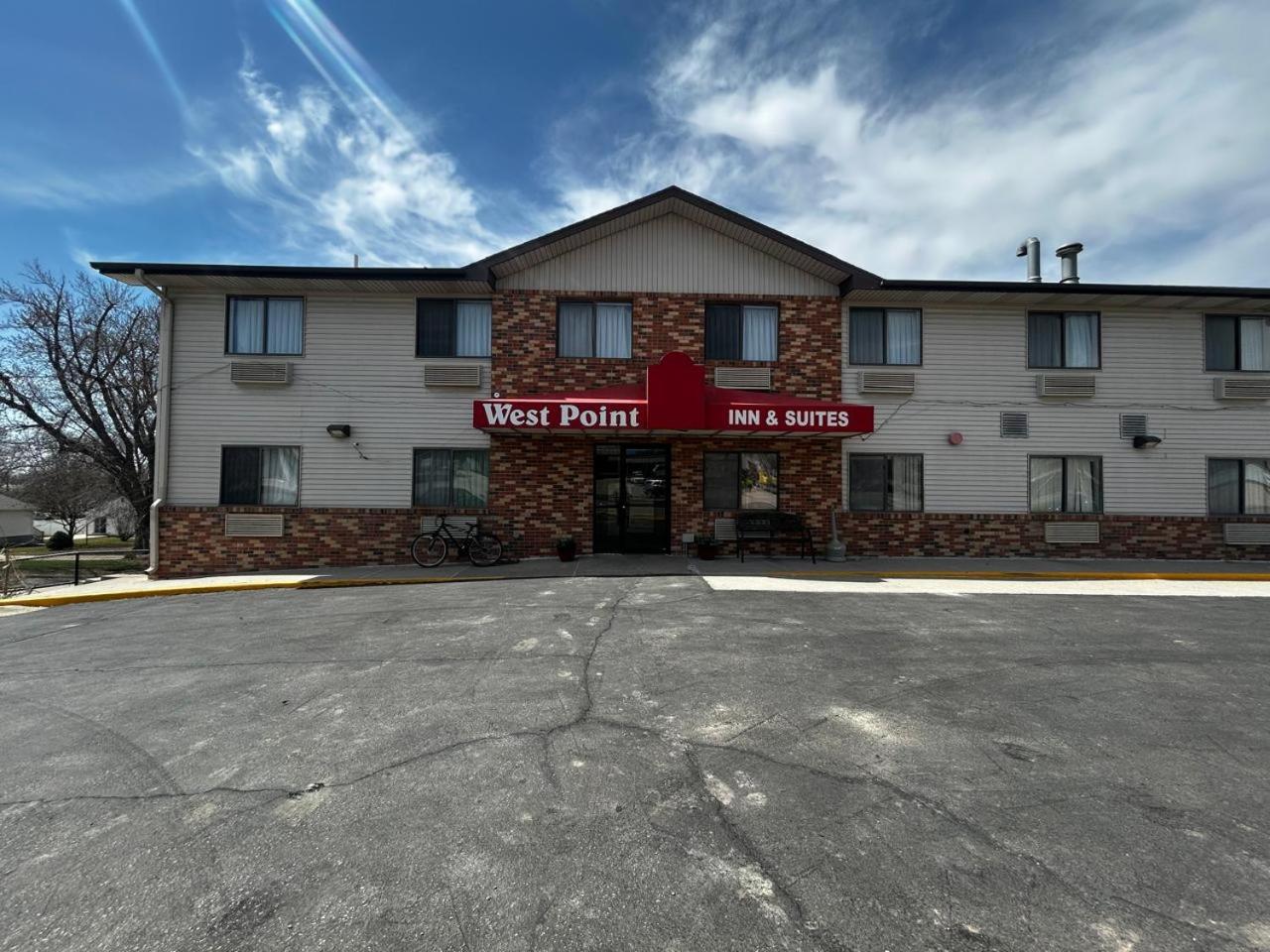 Oyo West Point Inn Bagian luar foto