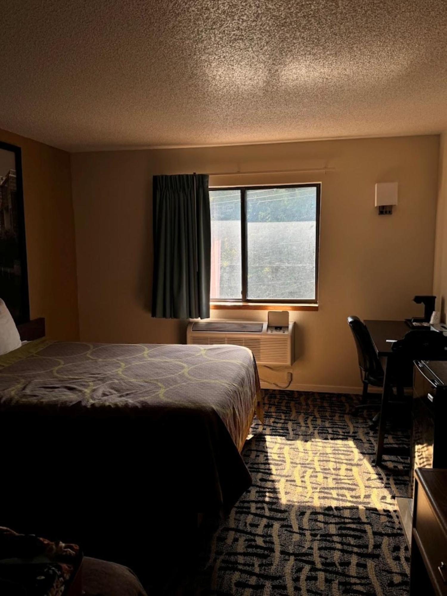 Oyo West Point Inn Bagian luar foto